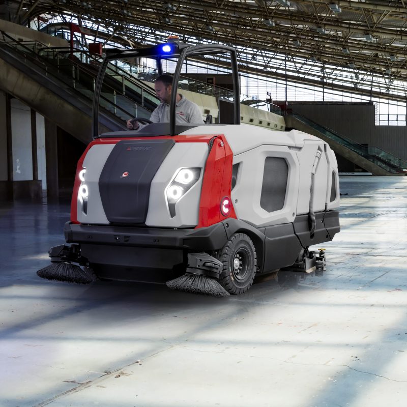 Combinata spazzante-lavante	a batteria uomo a bordo Comac COMBIMAC